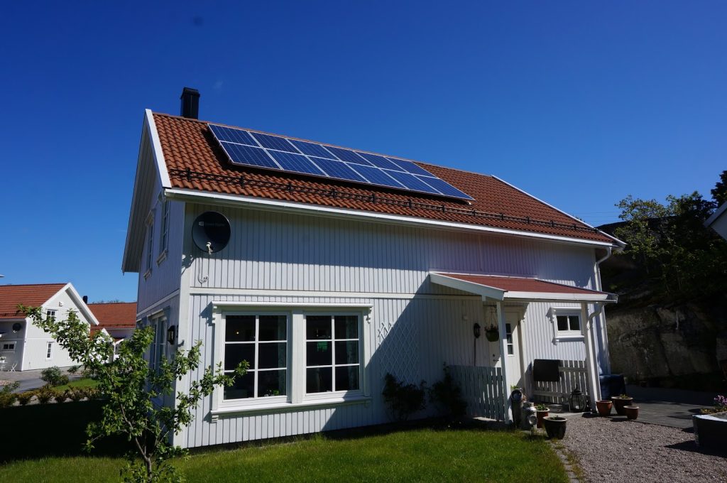 Bilde av hus med solceller på taket i Hvaler kommune.