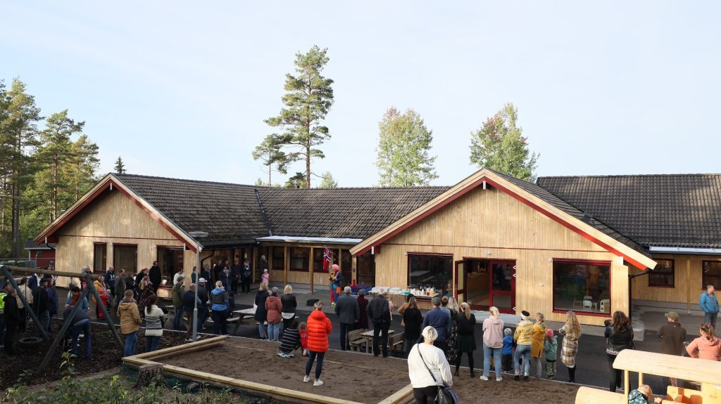 Bildet av Aremark kommunale barnehage fra åpningsdagen i 2021.